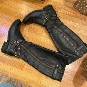 Some damage on the heel made of leather Steve Madden very comfy